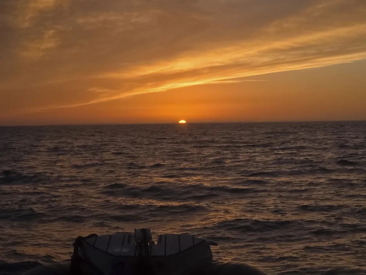 Le soleil se couche sur la mer, vu depuis l’avant du Gwadabreizh