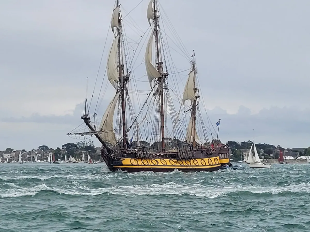 Un grand voilier à trois mâts, toutes voiles dehors, vu lors d’une sortie à bord du Gwadabreizh