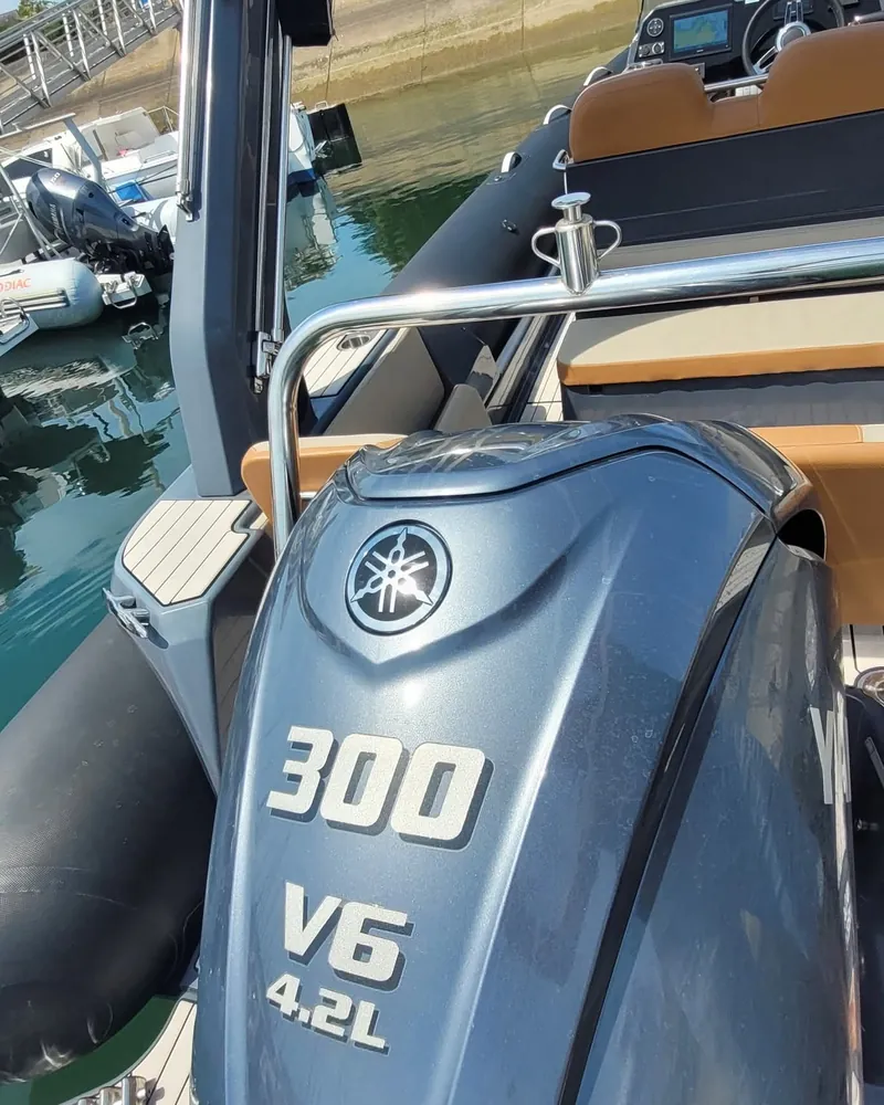 Le moteur hors-bord Yamaha de 300 ch, V6 4,2 L, à l’arrière du bateau