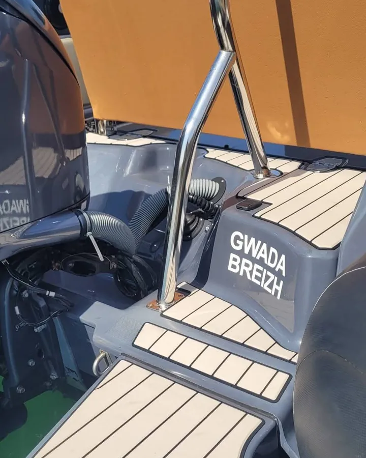 Le nom GWADA BREIZH inscrit sur la plateforme arrière