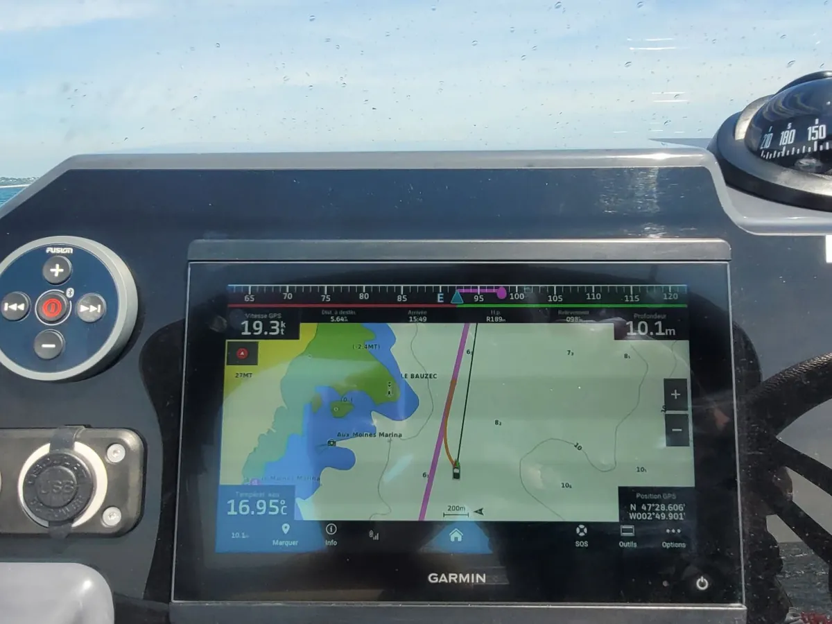 L’écran de navigation Garmin du poste de pilotage, avec la carte marine