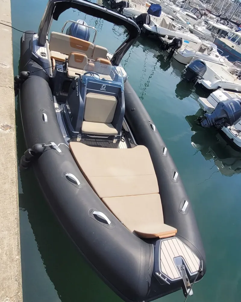 Le Gwadabreizh vu de haut, le long d’un quai : console centrale, banquettes et bain de soleil à l’avant