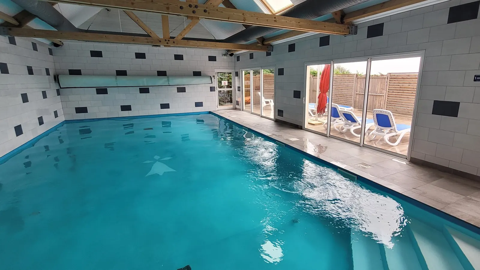Le bassin de la piscine intérieure, eau turquoise