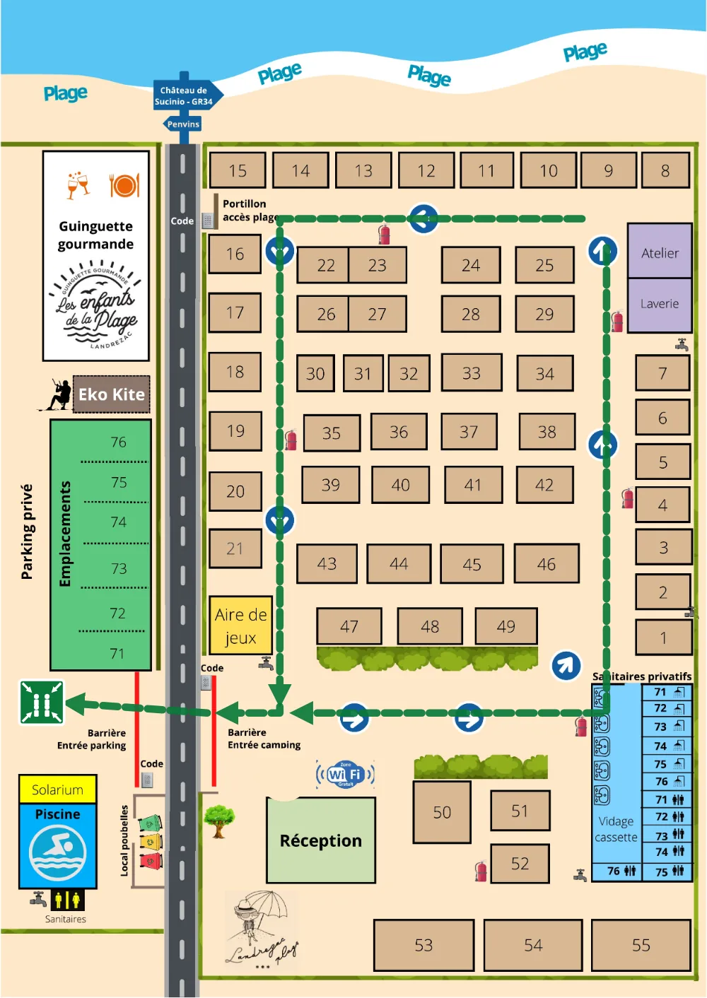 Plan du camping. Des flèches vertes suivent les allées jusqu’à la sortie du camping, près de la réception, traversent la route et mènent au point de rassemblement, sur le parking privé, au-dessus de la piscine.