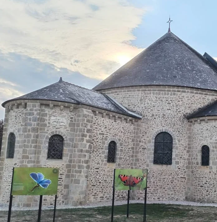 Le chevet roman de l’église abbatiale de Saint-Gildas-de-Rhuys, avec ses absides en pierre et leurs fenêtres en plein cintre