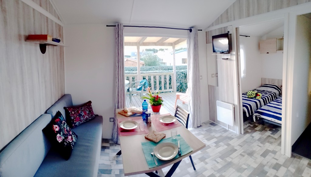 Camping Landrezac Plage : View of the living room and bedroom