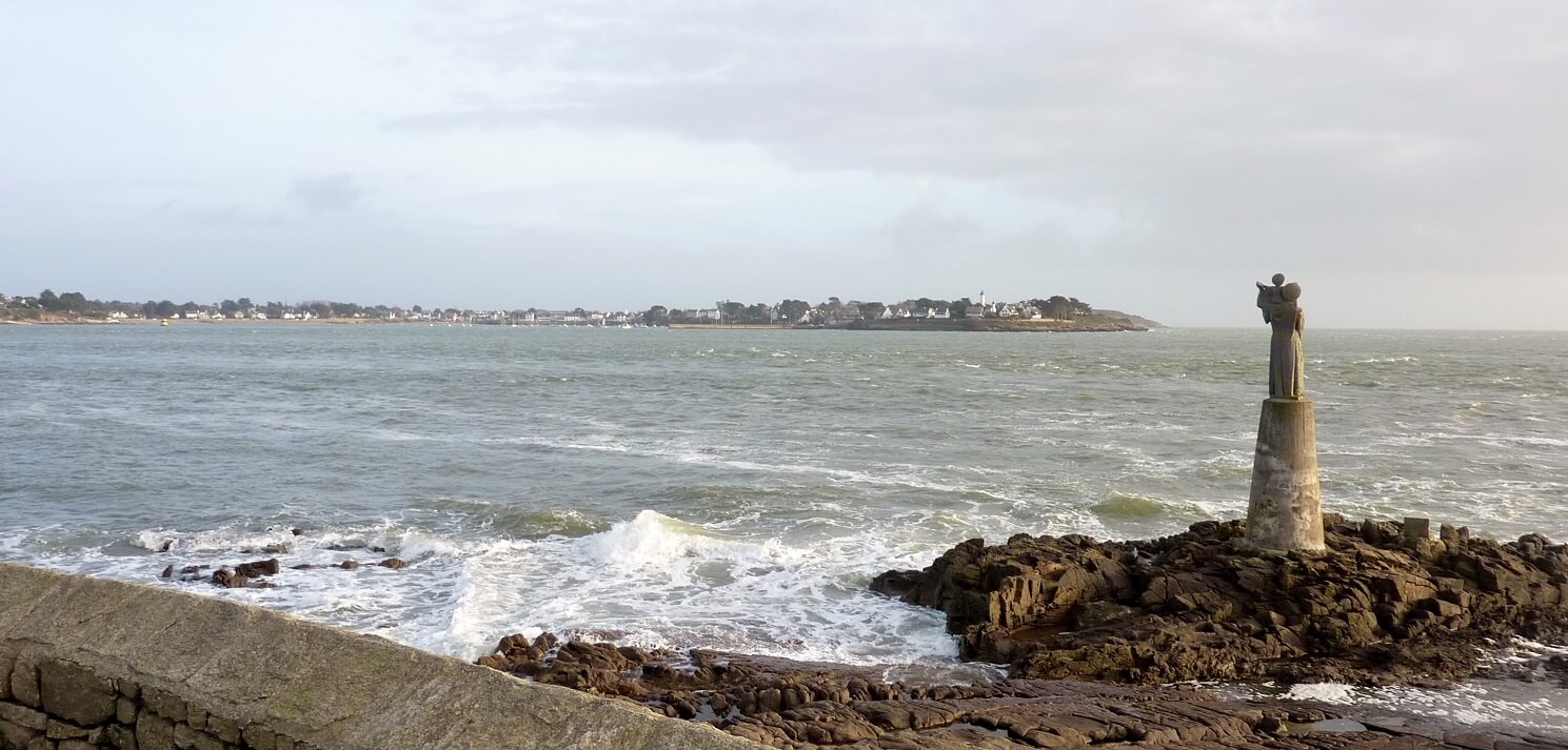 Camping Landrezac Plage : La Pointe De Kerpenhir Et à L'arrière Plan Port Navalo