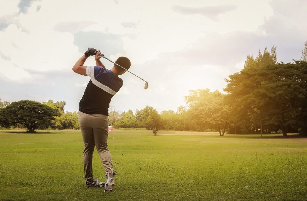 Camping Landrezac Plage : Golfeur Sur Un Terrain De Golf à Sarzeau