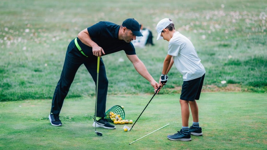 Camping Landrezac Plage : Instructeur De Golf Apprend Le Golf à Un Jeune Golf De Sarzeau