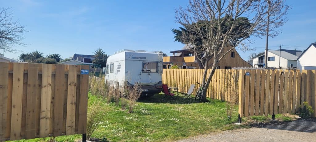Emplacement + électricité + sanitaire privé à proximité